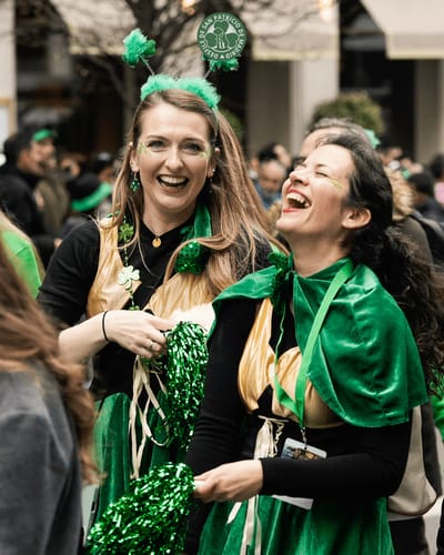 Cobertura de evento para el desfile de San Patricio Madrid 2025 - Graphic Design