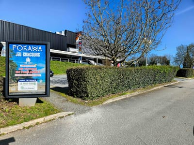 Affichage hebdomadaire POKAWA parking du Cinéville La Roche-sur-Yon - Outdoor Reclame