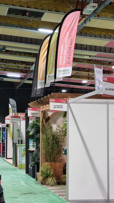 Réalisation d'oriflammes pour un salon - Branding & Positioning
