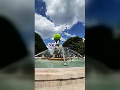 Privé by Zalando : une balle de tennis géante sur une fontaine - 3D