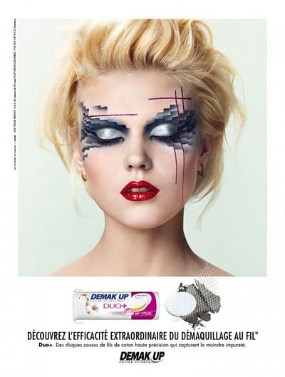 Blonde Haired Model - Publicité