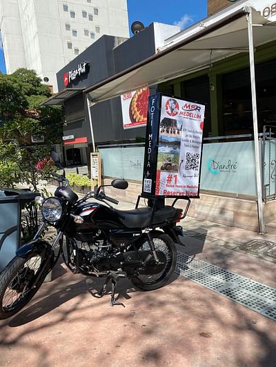 Moto Valla Campaign Para Medellin Sport Rentals - Branding & Positionering