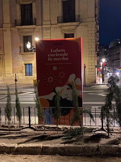 Publicidad exterior para Lubets en "Fallas 2023" - Publicité Extérieure