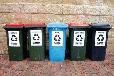 Censor the mundane trash bins - Publicité