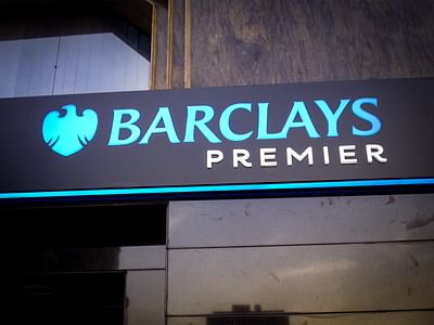 Barclays signage - Branding y posicionamiento de marca