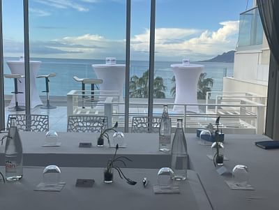 Side events during an exhibition in Cannes - Evenement