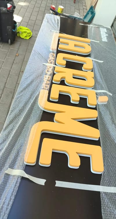 Fabricación de rótulo con letras corpóreas - Publicidad